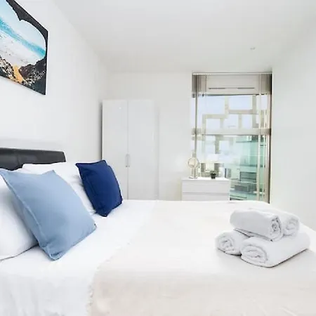 Pluxa Azure Cubic - Azure Cityview, Corporate Welcome Apartment Birmingham